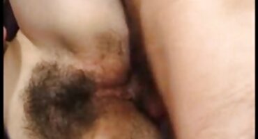 phim sex lồn đẹp Ngồi xổm trên vòi nước béo của phim xes khong che hàng xóm bên hồ bơi.